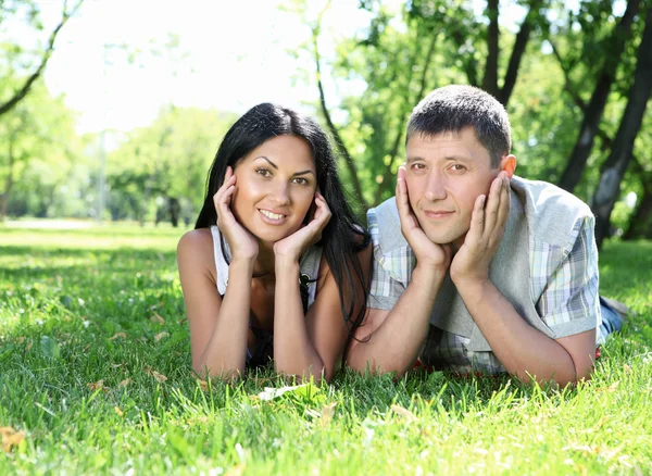 夏公園で一緒に時間を過ごすカップル — ストック写真