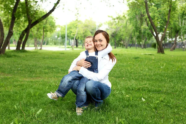 Mãe com seu filho lá fora — Fotografia de Stock