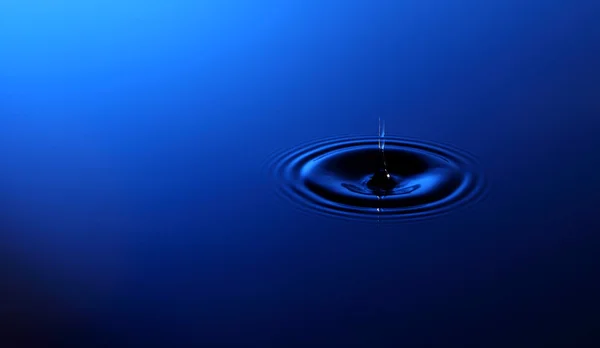 물에 떨어지는 물 한 방울 — 스톡 사진