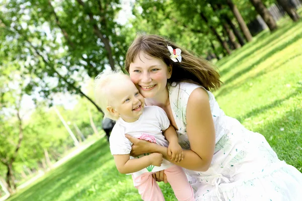 그녀의 딸 야외와 어머니 — 스톡 사진