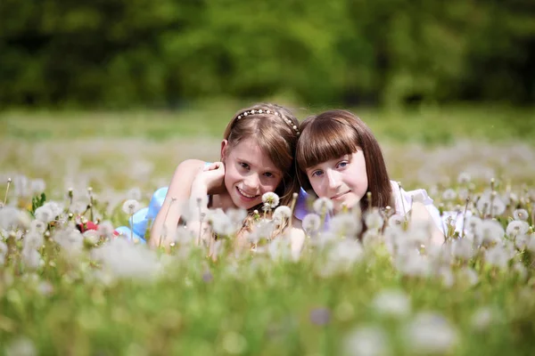 Due ragazze che giocano nel parco — Foto Stock