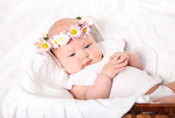 Retrato de un bebé con una corona — Foto de Stock