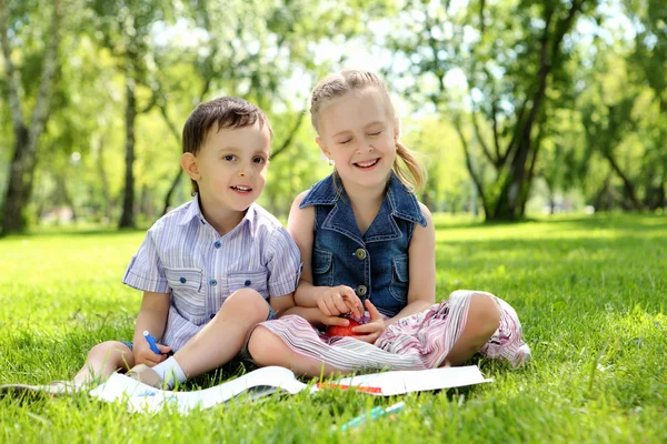 Çocuklar parkta bir kitap okuma — Stok fotoğraf
