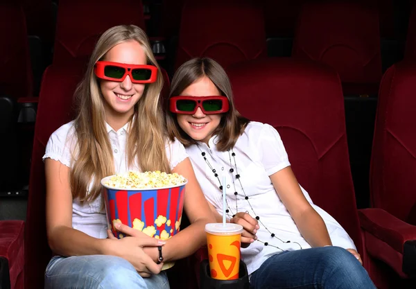 Due giovani ragazze nel cinema — Foto Stock