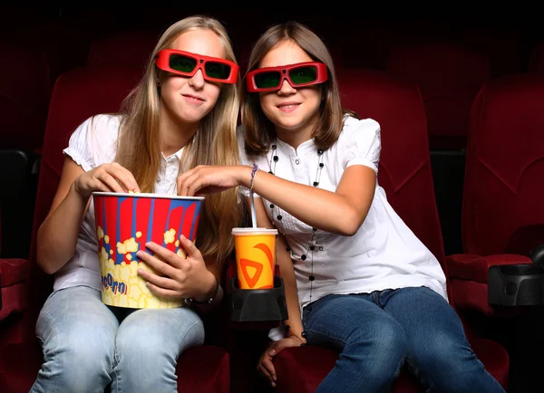 Iki genç kız sinemada izlerken — Stok fotoğraf