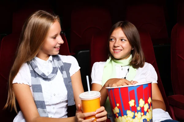 Két fiatal lány néz mozi — Stock Fotó