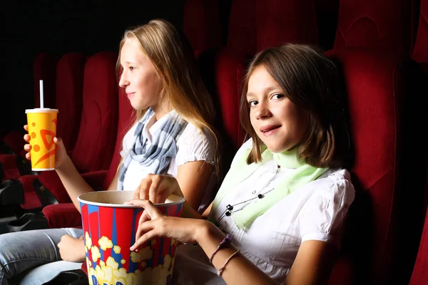 Dos chicas jóvenes mirando en el cine — Foto de Stock
