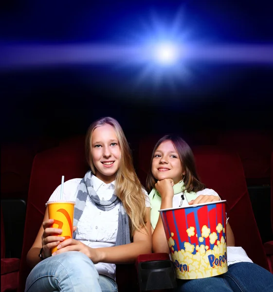 Dvě mladé dívky v kině — ストック写真