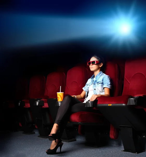 Chica joven en el cine — Foto de Stock