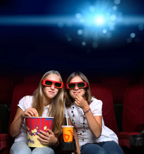 Deux jeunes filles au cinéma — Photo