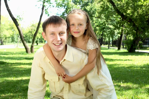 Padre con hija afuera —  Fotos de Stock