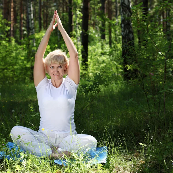 Een oudere vrouw beoefent yoga — Stockfoto