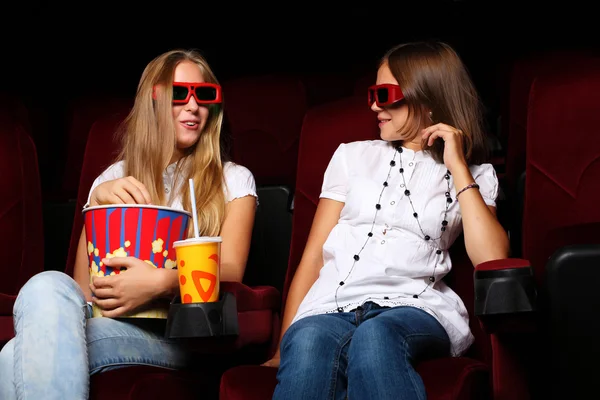 Две молодые девушки смотрят кино — стоковое фото