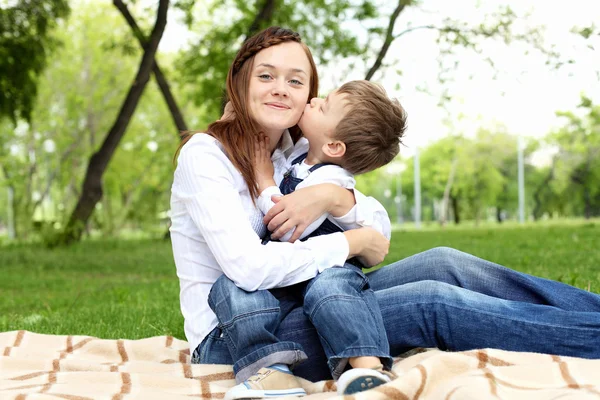Mãe com seu filho lá fora — Fotografia de Stock