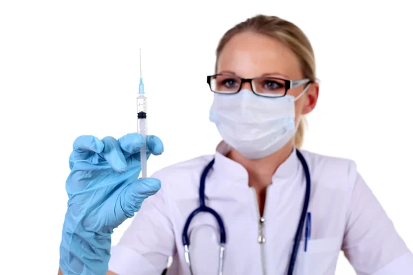 Ung kvinnlig läkare med spruta — Stockfoto