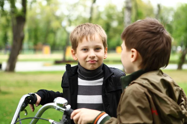 A kerékpár a zöld parkban fiú — Stock Fotó