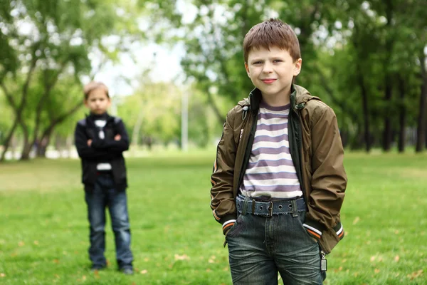 Jongen met een vriend in het groene park — Stockfoto