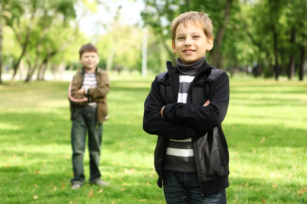 Fiú egy barátommal, a zöld parkban — Stock Fotó