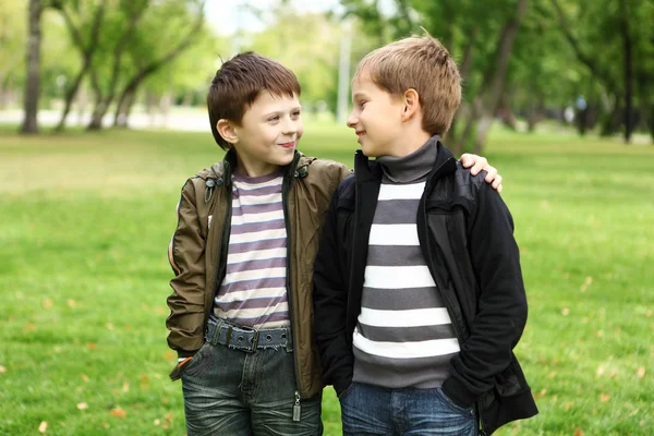 Boy with a friend in the green park — Stock Photo, Image