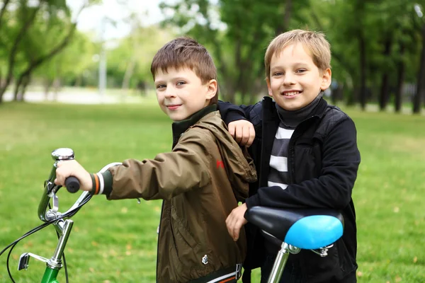 Chłopiec na rowerze w parku Zielona — Zdjęcie stockowe