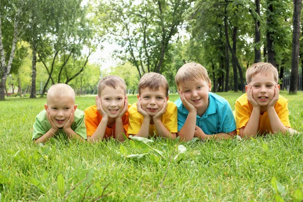 Группа детей в парке — стоковое фото