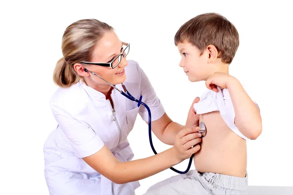 Γιατρός κάνει ιατρική εξέταση σε ένα παιδί — Φωτογραφία Αρχείου