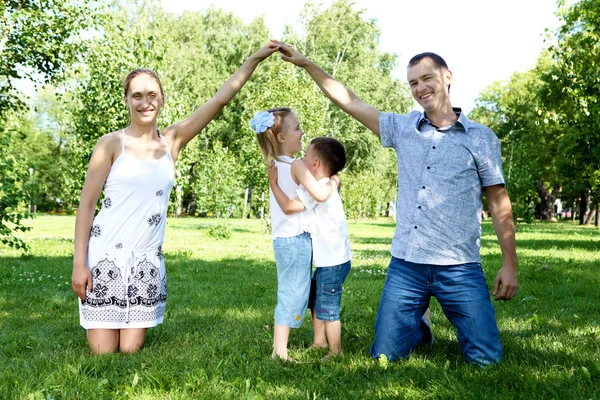Família com duas crianças no parque de verão — Fotografia de Stock