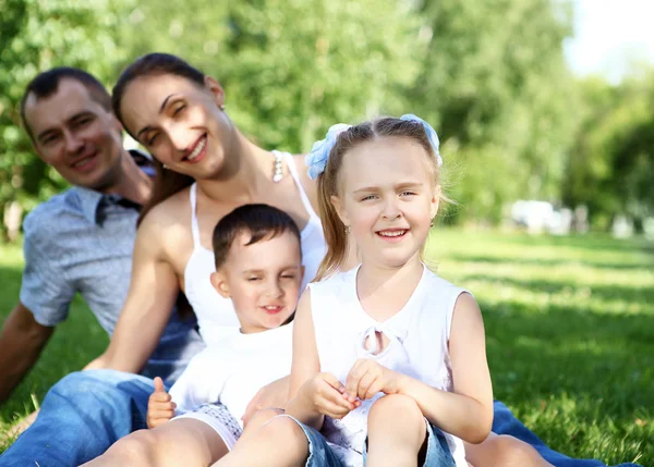 Οικογένεια με δύο παιδιά στο πάρκο καλοκαίρι — Φωτογραφία Αρχείου