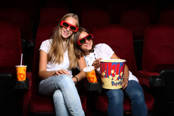 Duas jovens assistindo no cinema — Fotografia de Stock