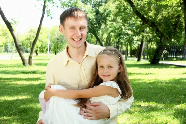 Vater mit Tochter draußen — Stockfoto