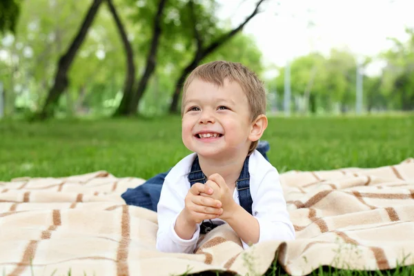 Retrato de un niño en el parque —  Fotos de Stock