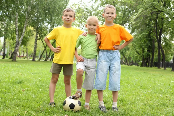 Trzech chłopców w parku — Zdjęcie stockowe