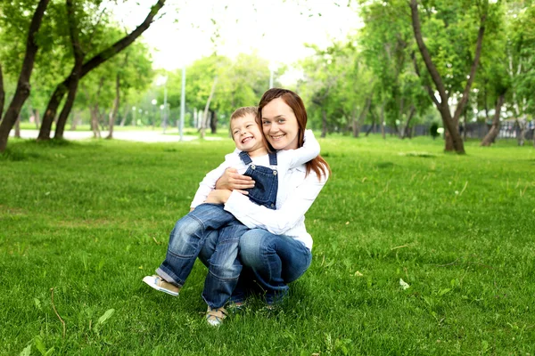 Moeder met haar zoon buiten — Stockfoto