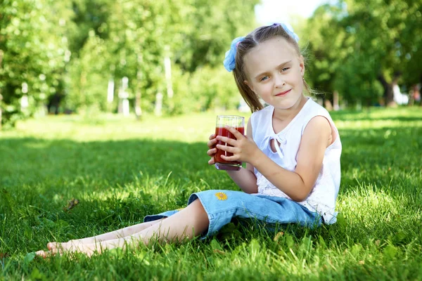 Porträtt av en liten flicka i parken — Stockfoto