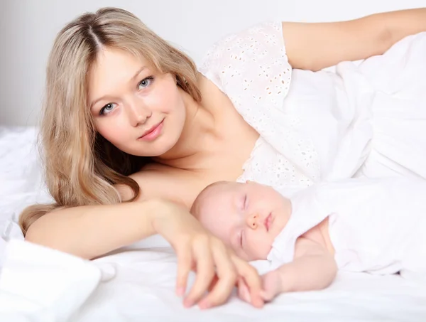Portret van een jonge moeder en baby — Stockfoto