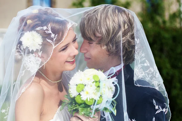Jonge bruid en bruidegom jonge togethe — Stockfoto