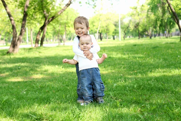 Két kis testvérek, együtt a parkban — Stock Fotó