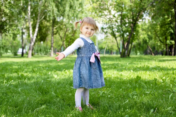 Retrato de una niña al aire libre — Foto de Stock