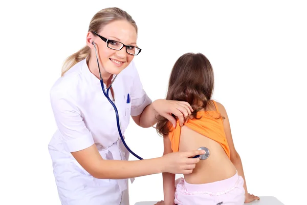 Médico fazendo exame médico a uma criança — Fotografia de Stock