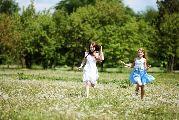 Two girls playing in the park — Stock Photo, Image