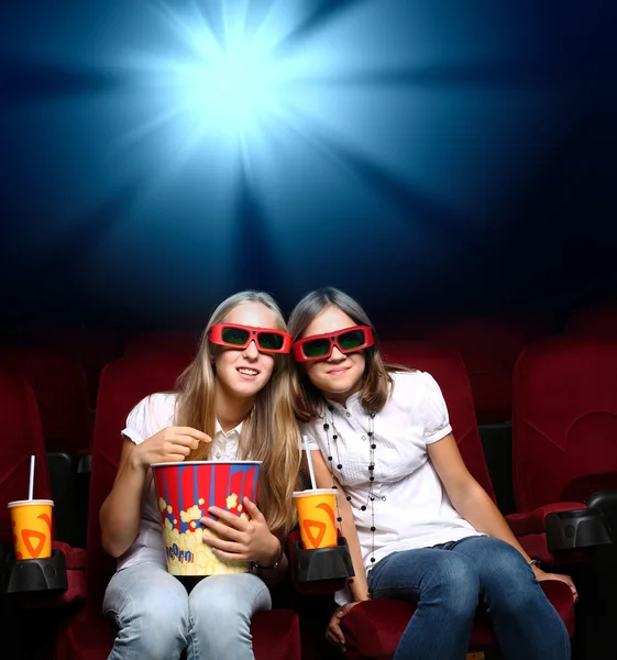 Δύο νεαρά κορίτσια στον κινηματογράφο — Φωτογραφία Αρχείου