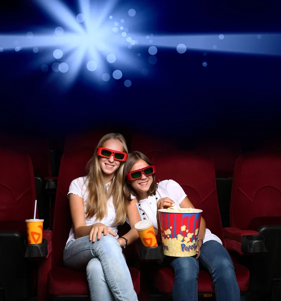 Dvě mladé dívky v kině — Stock fotografie