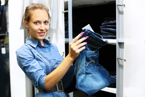 Menina jovem comprando roupas — Fotografia de Stock