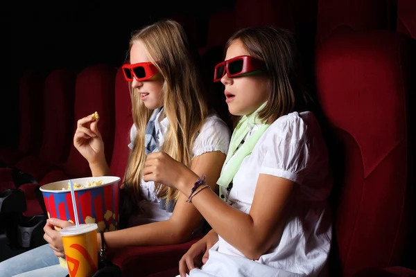 Dos chicas jóvenes mirando en el cine Imágenes De Stock Sin Royalties Gratis