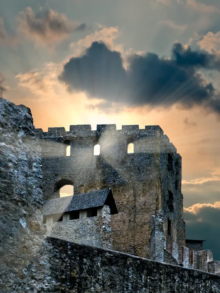 Ruinerna av gamla slottet vid solnedgången — Stockfoto