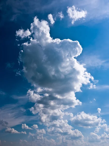 Céu azul com nuvens brancas — Fotografia de Stock
