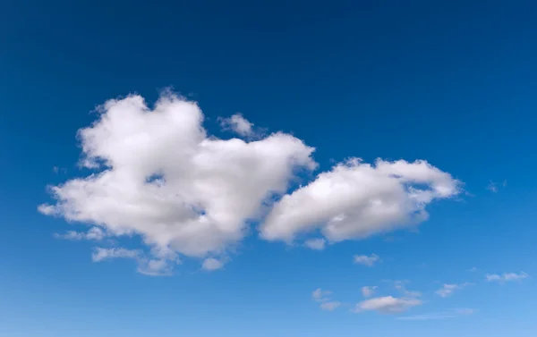 Ciel bleu avec des nuages blancs — Photo