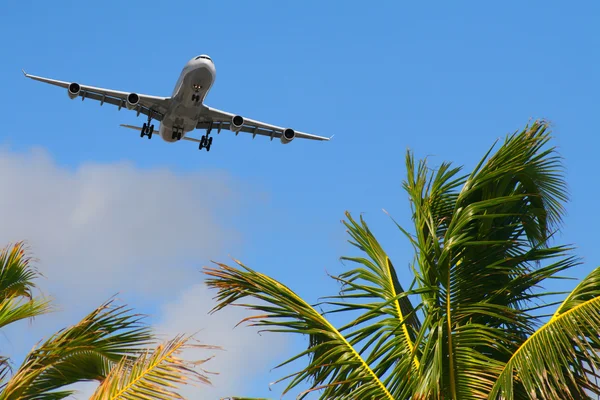 Aircraft arriving to destination — Stock Photo, Image