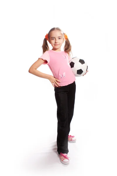 축구 공을 들고 다니는 소녀 — 스톡 사진