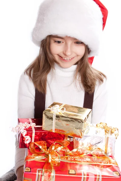 Mała dziewczynka kapelusz Świętego Mikołaja. Siedzi i posiadający Dar — Zdjęcie stockowe